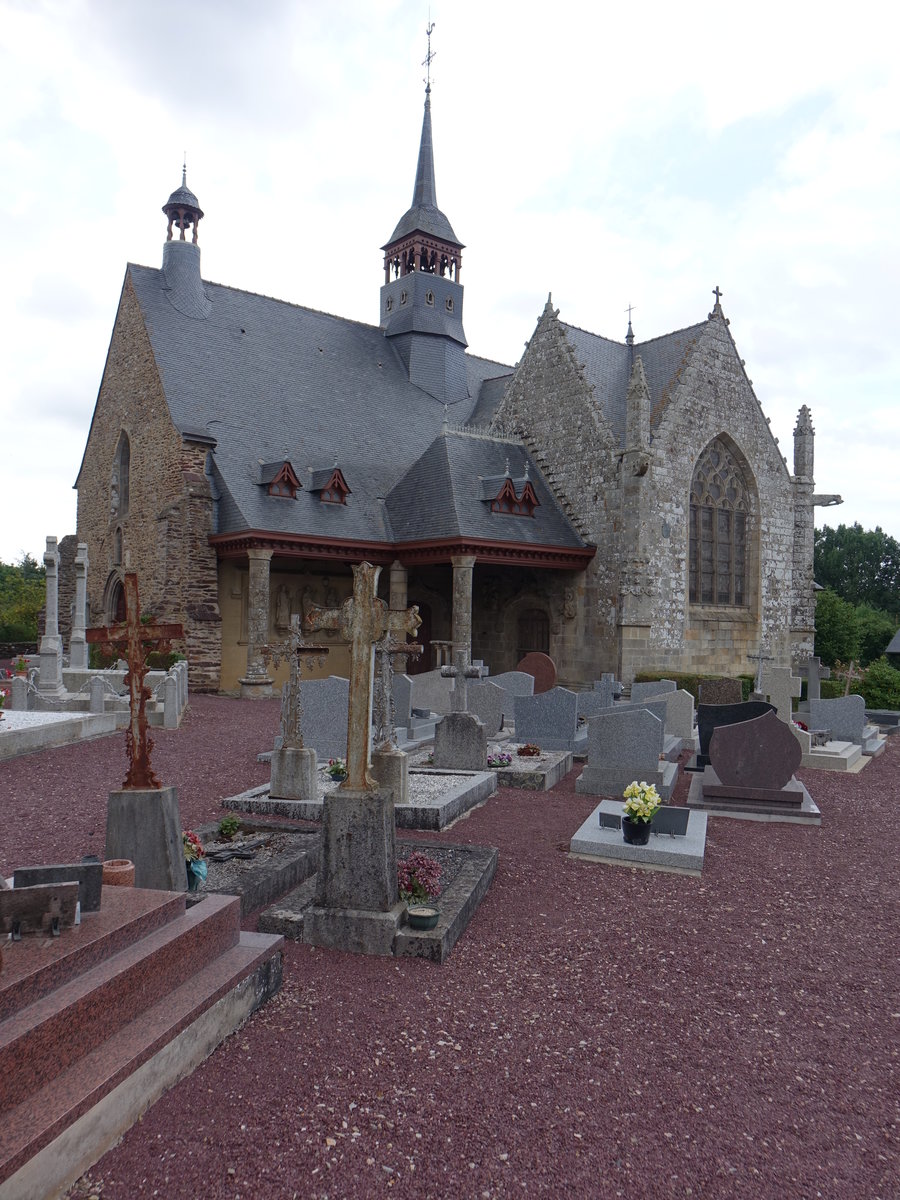 Saint-Lery, Pfarrkirche St. Lery mit von kleinen Dachfenstern gekrnten Vorhalle, erbaut im 15. Jahrhundert (10.07.2017)