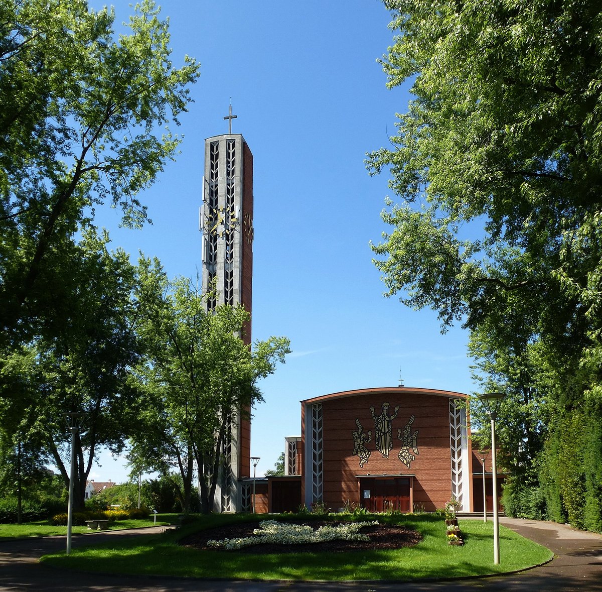 Saint-Louis, die 1962 erbaute Kirche  Unser Lieben Frau des Friedens , Juli 2016