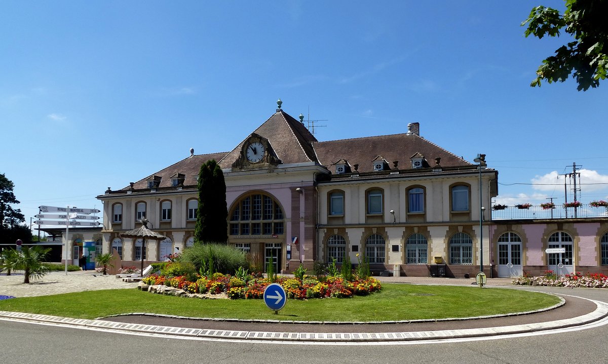 Saint-Louis, das Bahnhofsgebude von der Straenseite, juli 2016