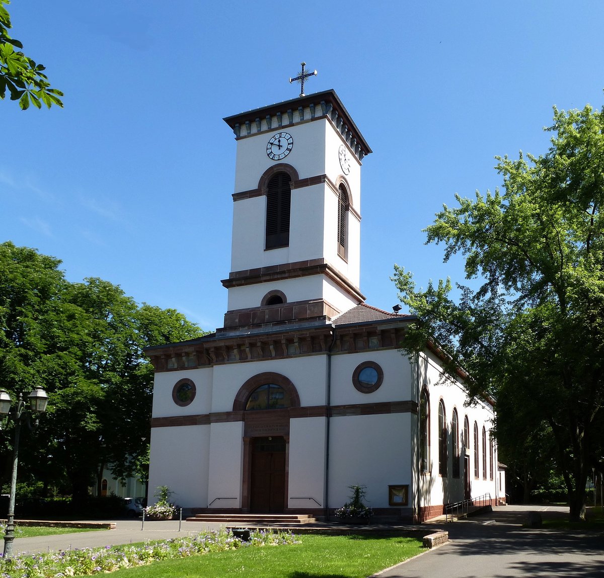 Saint-Louis, die katholische Kirche St.Ludwig (Saint-Louis), Juli 2016 