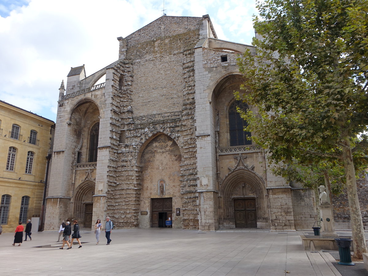 Saint-Maximin-la-Sainte-Baume, Basilika St. Marie-Madeleine, grte gotische Kirche der Provence, erbaut von 1295 bis 1316, Langschiff bis 1532, Portale 16. Jahrhundert (26.09.2017)