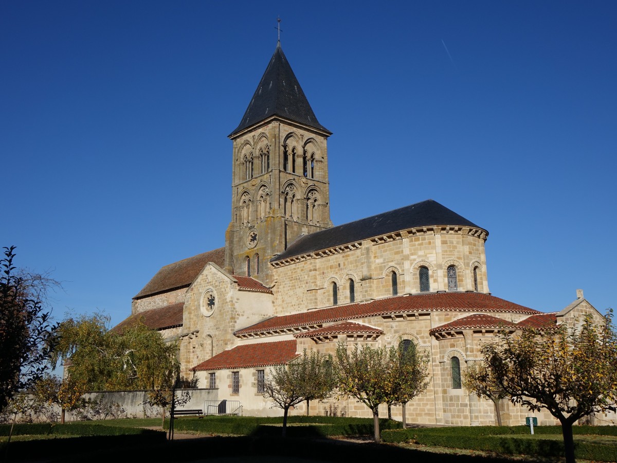 Saint-Menoux, Kirche St. Menoux, erbaut im 11. Jahrhundert als Kirche eines Benediktinerklosters (31.10.2015)