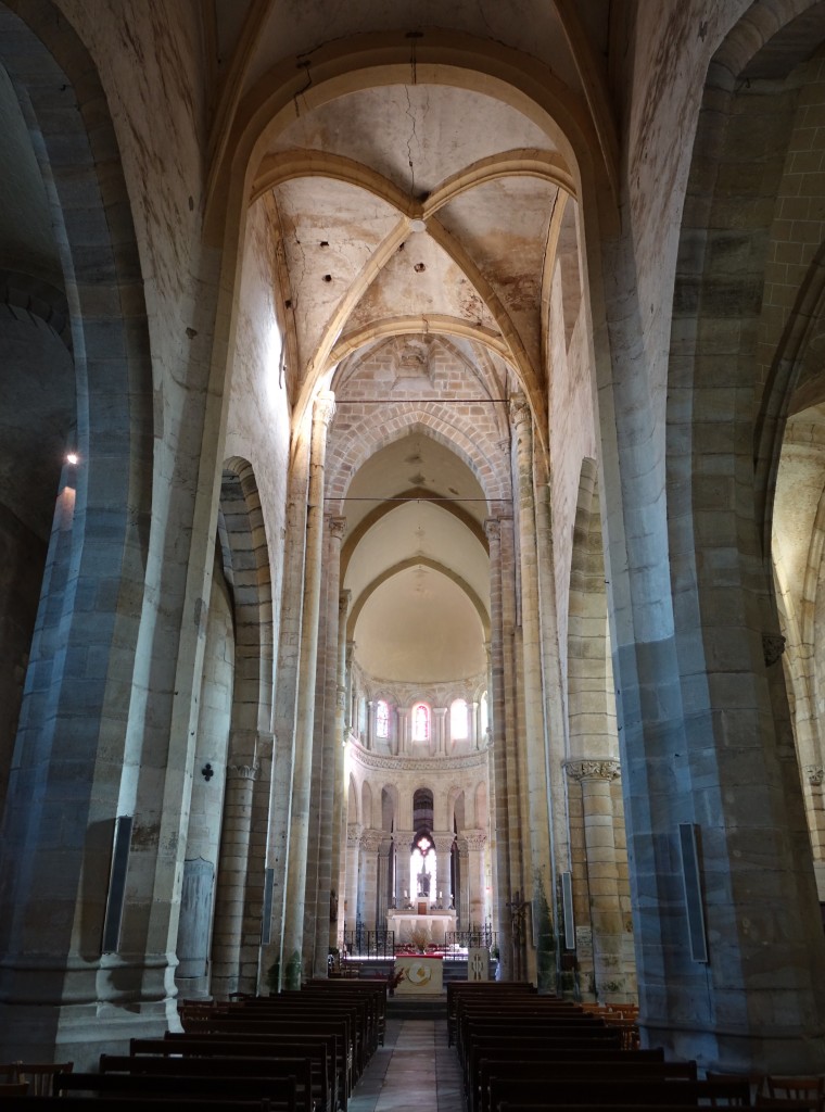 Saint-Menoux, Mittelschiff der ehem. Klosterkirche St. Menoux (31.10.2015)
