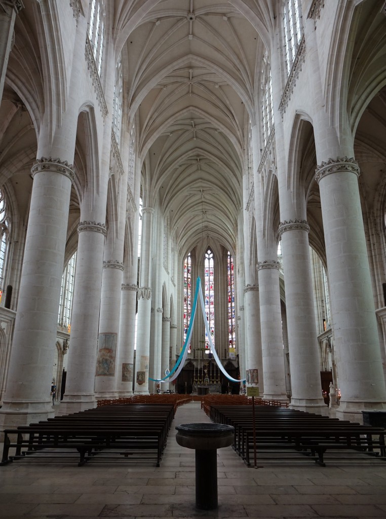 Saint-Nicolas-de-Port, Mittelschiff der Basilika St. Nicolas mit 28 Meter hohen Sulen (25.10.2015)