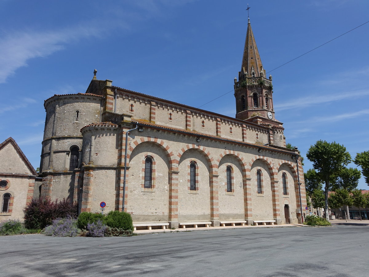 Saint-Paul-Cap-de-Joux, neuromanische St. Paul Kirche, erbaut im 19. Jahrhundert (30.07.2018)