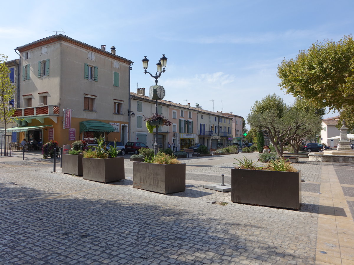 Saint-Paul-Trois-Chteaux, Huser am Place de la Liberation (22.09.2017)