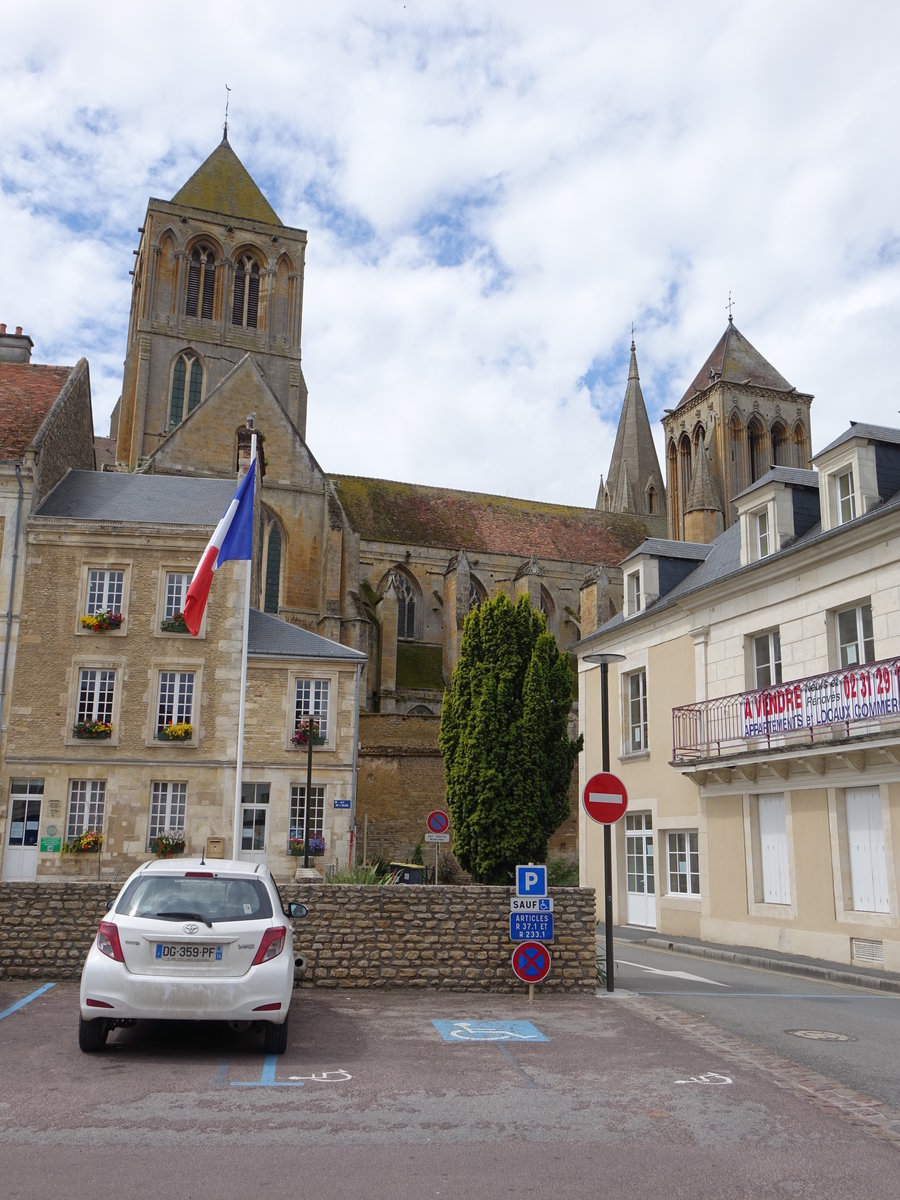 Saint-Pierre-sur-Dives, Abteikirche St. Pierre, erbaut im 13. Jahrhundert (12.07.2016)