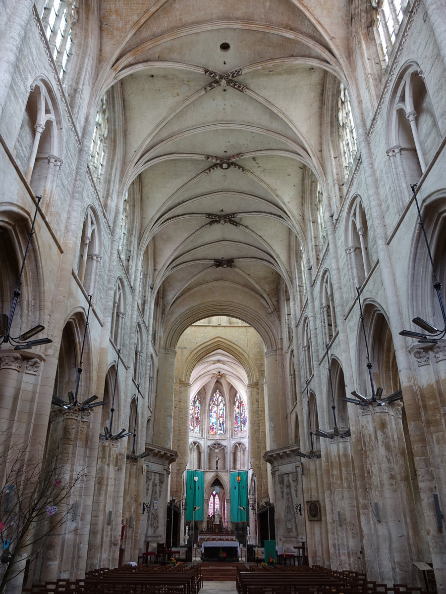 Saint-Pierre-sur-Dives, Mittelschiff der St. Pierre Kirche (12.07.2016)