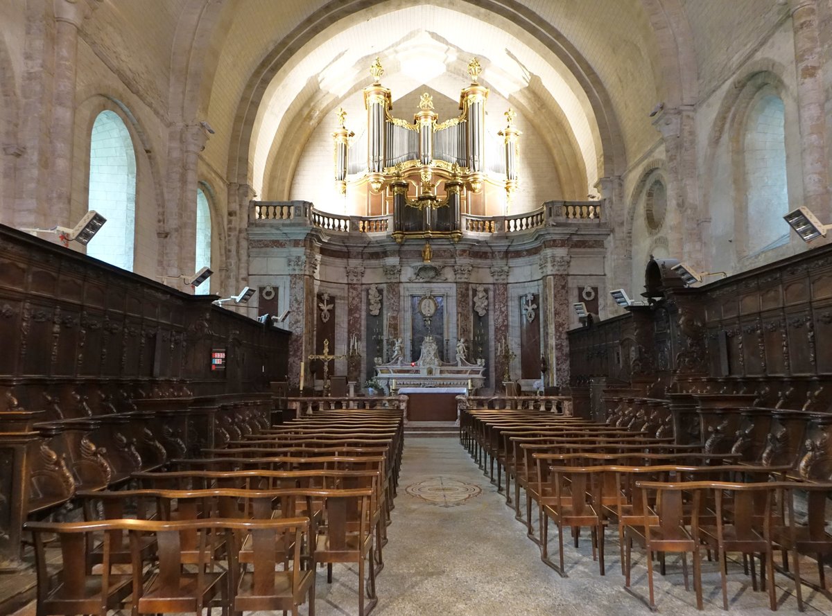 Saint-Pons-de-Thomires, Chorgesthl und Altar in der Kathedrale des hl. Pontius von Cimiez (01.10.2017)