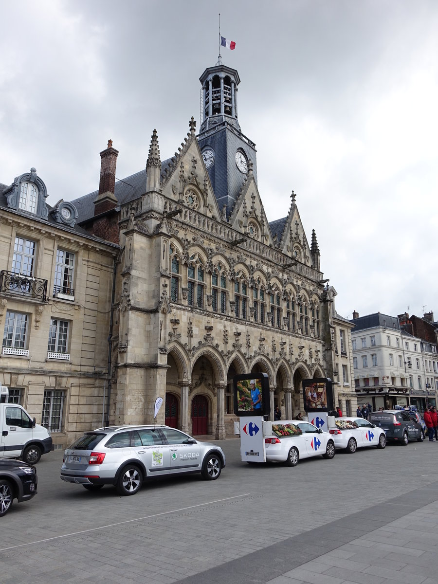 Saint-Quentin, Rathaus mit Fassade von 1509 im Flamboyantstil, Kampanile mit Glockenspiel aus dem 18. Jahrhundert (15.05.2016)