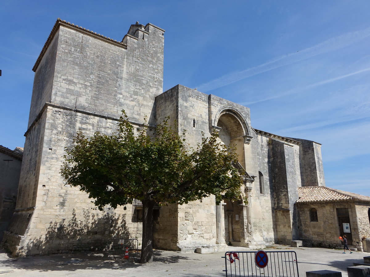 Saint-Restitut, romanische St. Restitut Kirche, erbaut im 12. Jahrhundert (22.09.2017)