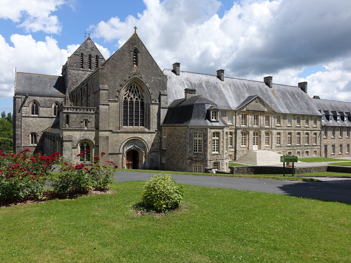 Saint-Sauveur-le-Vicomte, Abteikirche, erbaut im 13. Jahrhundert (13.07.2016)