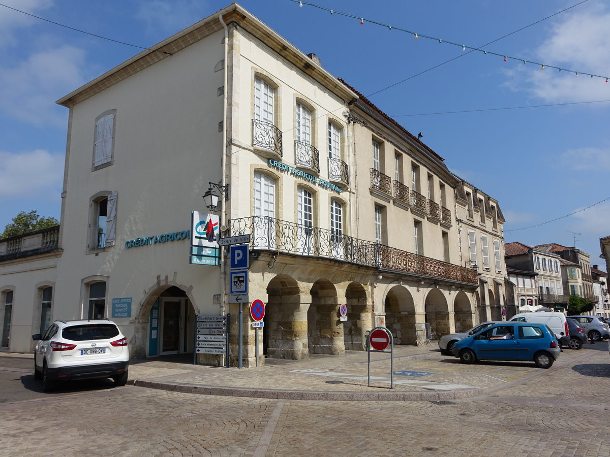 Saint-Sever, Gebude mit Arkaden am Place du Tribunal (26.07.2018)