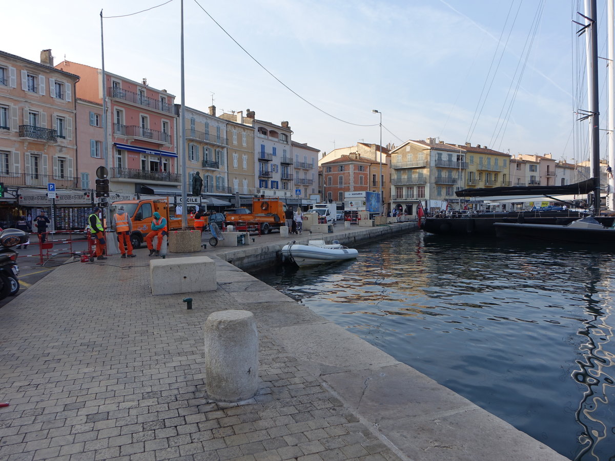 Saint-Tropez, Gebude am Quai Jean Jauris am Hafen (27.09.2017)
