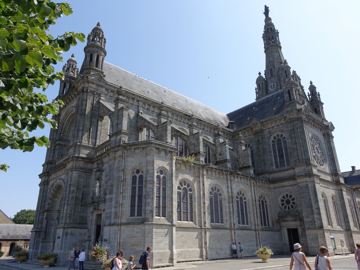Sainte-Anne d´Auray, Wallfahrtskirche Sainte-Anne, erbaut von 1865 bis 1874 durch Architekt Desperthes (16.07.2015)