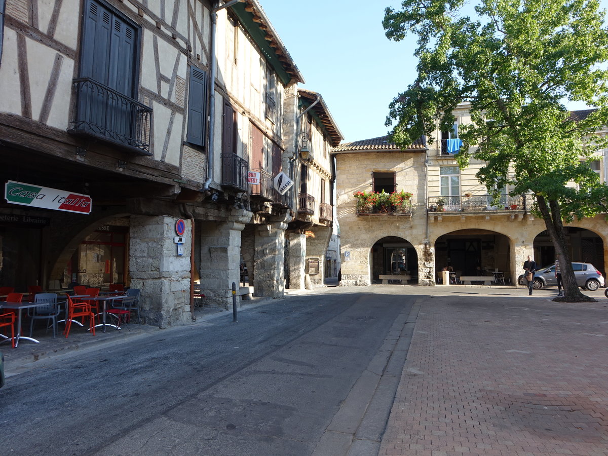 Sainte-Foy-la-Grande, Marktplatz Place Gambetta mit Arkaden (25.07.2018)