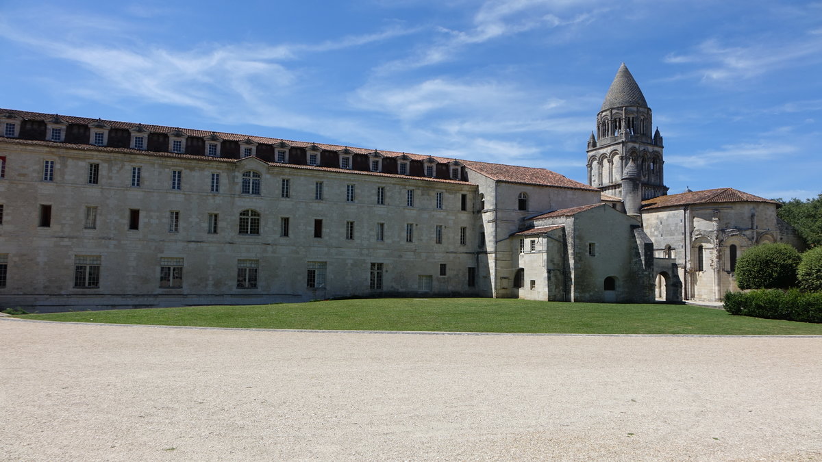 Saintes, Abbaye aux Dames Saintes, romanische Kirche aus dem 11. Jahrhundert, Klostergebude erbaut ab 1648 durch Architekt Jacques Gurinet (15.07.2017)