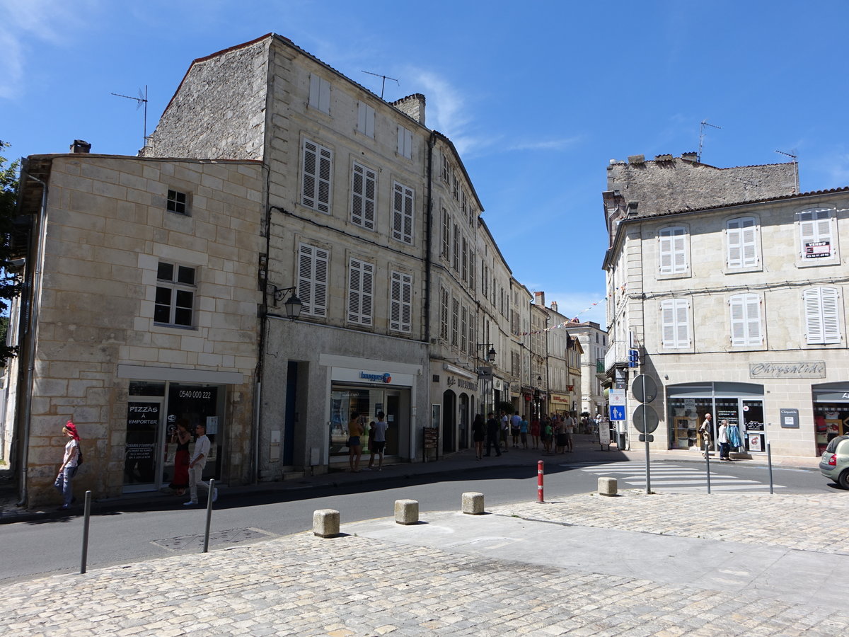 Saintes, historische Gebude am Place Saint Pierre (15.07.2017)