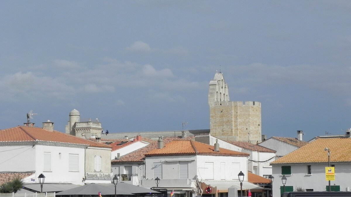 Saintes-Maries-de-la-Mer am 16.10.23. Der Ort, meist kurz nur Saintes-Maries genannt, gilt als heimliche „Hauptstadt“ der Camargue. Saintes-Maries ist nmlich ein internationaler Wallfahrtsort, zu dem jedes Jahr Tausende von Glubigen pilgern. Vor allem die Wallfahrt am 24. und 25. Mai lockt Jahr fr Jahr viele Roma aus der ganzen Welt an, die die Schreine der heiligen Maria Jakoba und der heiligen Maria Salome verehren.