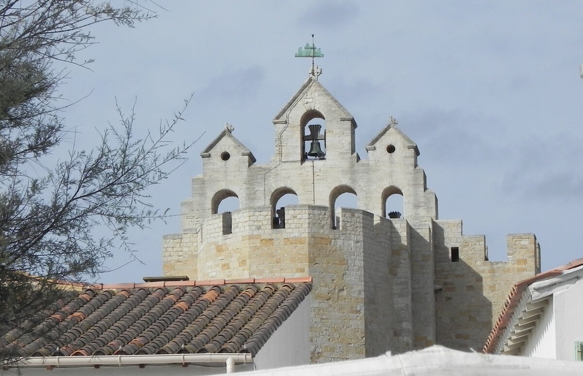 Saintes-Maries-de-la-Mer am 16.10.23. Der Ort, meist kurz nur Saintes-Maries genannt, gilt als heimliche „Hauptstadt“ der Camargue. Saintes-Maries ist nmlich ein internationaler Wallfahrtsort, zu dem jedes Jahr Tausende von Glubigen pilgern. Vor allem die Wallfahrt am 24. und 25. Mai lockt Jahr fr Jahr viele Roma aus der ganzen Welt an, die die Schreine der heiligen Maria Jakoba und der heiligen Maria Salome verehren. In der romanischen Kirche Notre-Dame-de-la-Mer, die hier natrlich kein abgeschnittenes Gebude ist, sondern mitten im Ort, umgeben von anderen Gebuden liegt, werden zahlreiche Reliquien aufbewahrt.