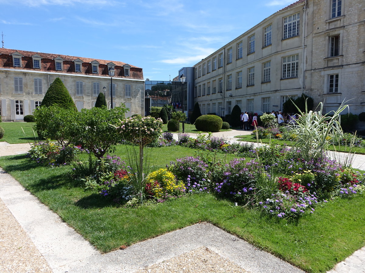 Saintes, Rathaus und Sous-Prefecture am Place du Synode (15.07.2017)