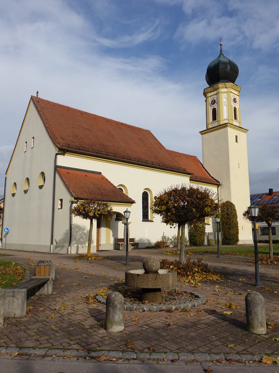Salching, kath. St. Petrus Kirche, kleine sptromanische Anlage, barock ausgebaut, um 1900 verndert, Kirchturm 18. Jahrhundert (13.11.2016)