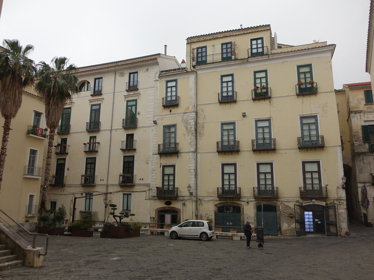 Salerno, Huser an der Piazza Alfano (26.02.2023)