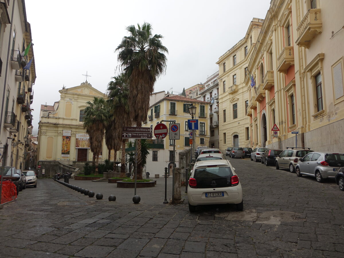Salerno, Huser und Kirche dell Addolarata an der Piazza Abate Conforti (26.02.2023)