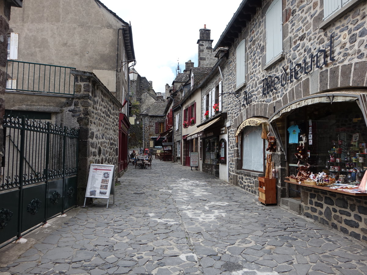 Salers, historische Huser aus schwarzen Vulkangestein in der Rue du Beffroi (21.07.2018)