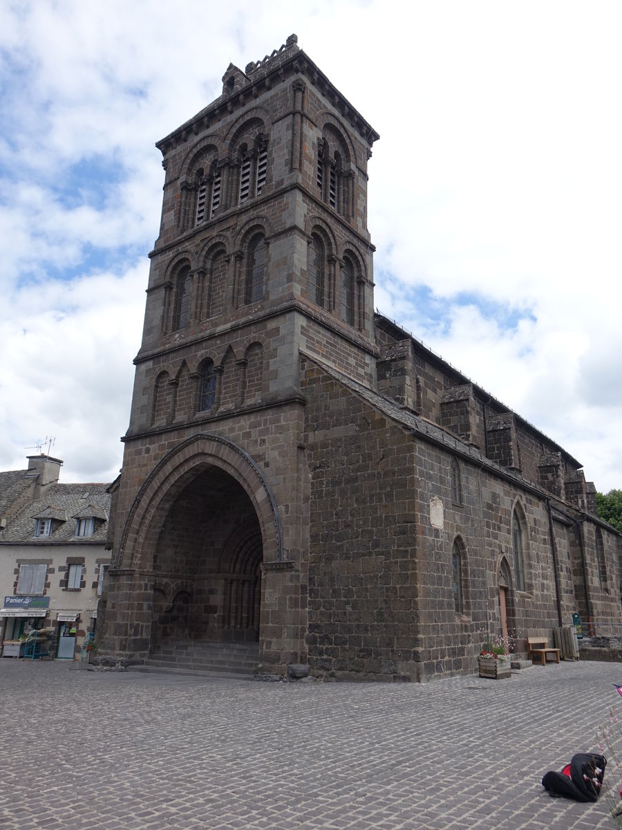 Salers, Saint-Mathieu Kirche, erbaut im 15. Jahrhundert, romanisches Bogenwerk am Portalvorbau (21.07.2018)