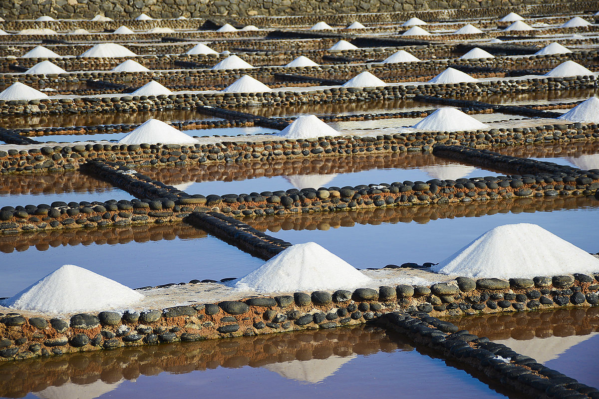 Salinas del Carmen auf der Insel Fuerteventura. In der Nhe von Caleta de Fuste befindet sich der kleine Fischerort Las Salinas mit einer alten Salzgewinnungsanlage, in der sich das heutige Salzmuseum befindet. Aufnahme: 20. Oktober 2017.