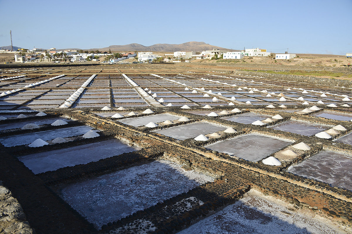 Salinas del Carmen auf der Insel Fuerteventura. In der Nhe von Caleta de Fuste befindet sich der kleine Fischerort Las Salinas mit einer alten Salzgewinnungsanlage, in der sich das heutige Salzmuseum befindet. Aufnahme: 20. Oktober 2017.