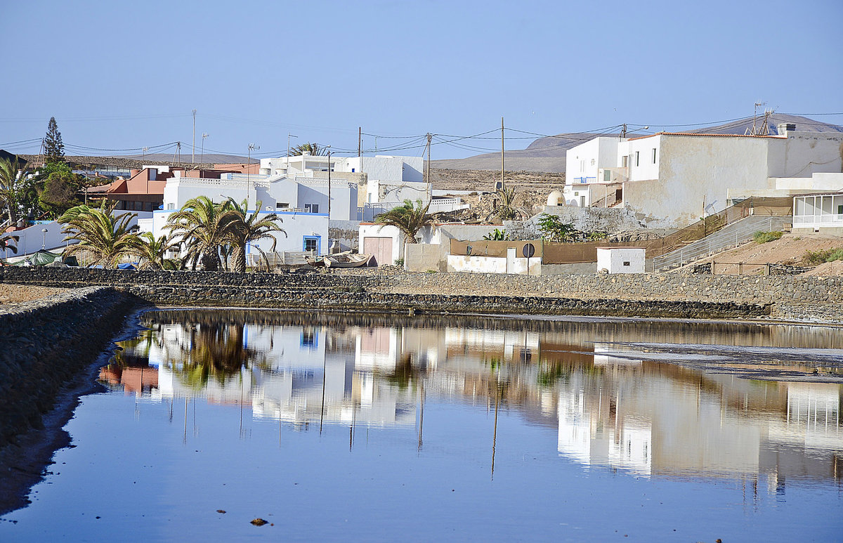 Salinas del Carmen auf der Insel Fuerteventura - Spanien. Hier befindet sich die, um 1910 gebaute, Salzgewinnungsanlage Salinas del Carmen. Damals gewannen die Einwohner von Fuerteventura in den Salinen das ntige Salz um ihre Nahrungsmittel haltbar zu machen.
Aufnahme: 19. Oktober 2017.