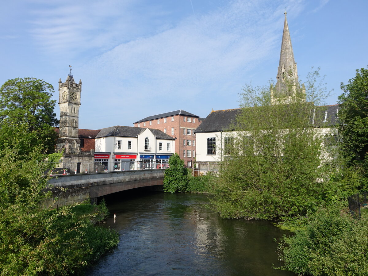 Salisbury, Glocktower und Turm der United Reformed Church in der Fisherton Street (11.05.2024)