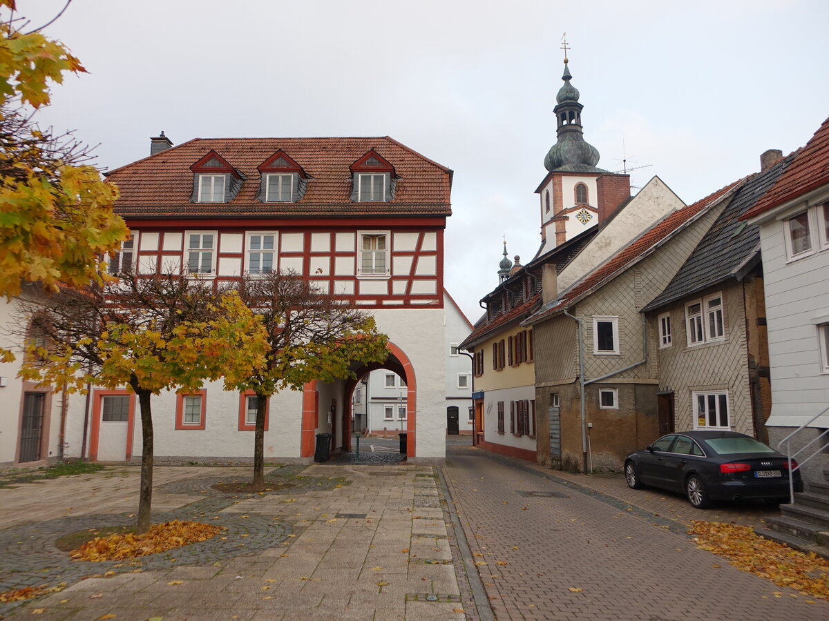 Salmnster, Torhaus und Turm der St. Peter und Paul Kirche (30.10.2021)