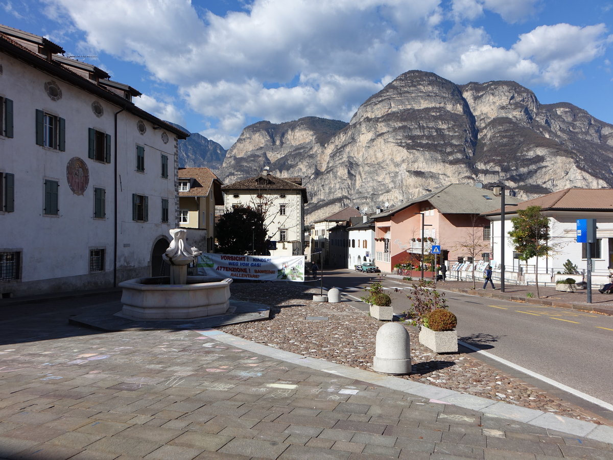 Salorno/Salurn, Pfarrhaus und Brunnen am Piazza Municipio (27.10.2017)