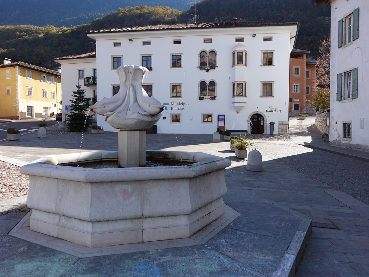 Salorno/Salurn, Rathaus und Marktbrunnen am Piazza Municipio (27.10.2017)