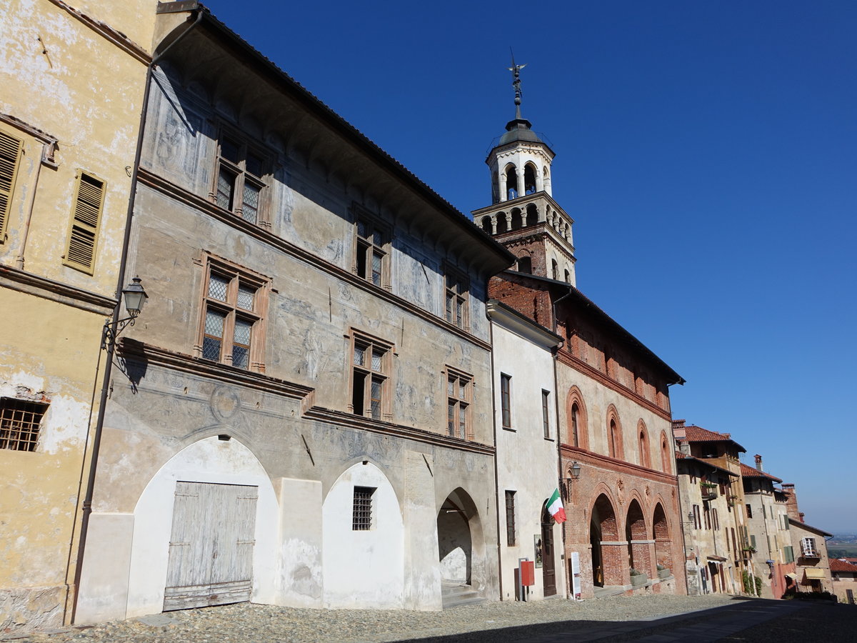 Saluzzo, gotische Bauten und Rathaus im Ostteil an der Salita al Castello (03.10.2018)