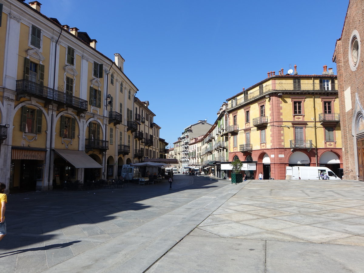 Saluzzo, historische Gebude am Corso Italia (03.10.2018)