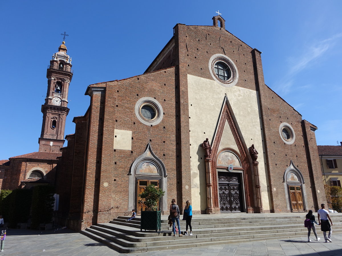 Saluzzo, Kathedrale St. Maria Assunta an der Piazza Risorgimento, sptgotisch, erbaut von 1491 bis 1501, Kampanile von 1711 (03.10.2018)