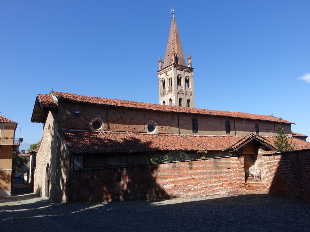 Saluzzo, Pfarrkirche San Giovanni, in franzsischer Gotik erbaut ab 1330, 1504 vollendet, Kampanile von 1376 (03.10.2018)