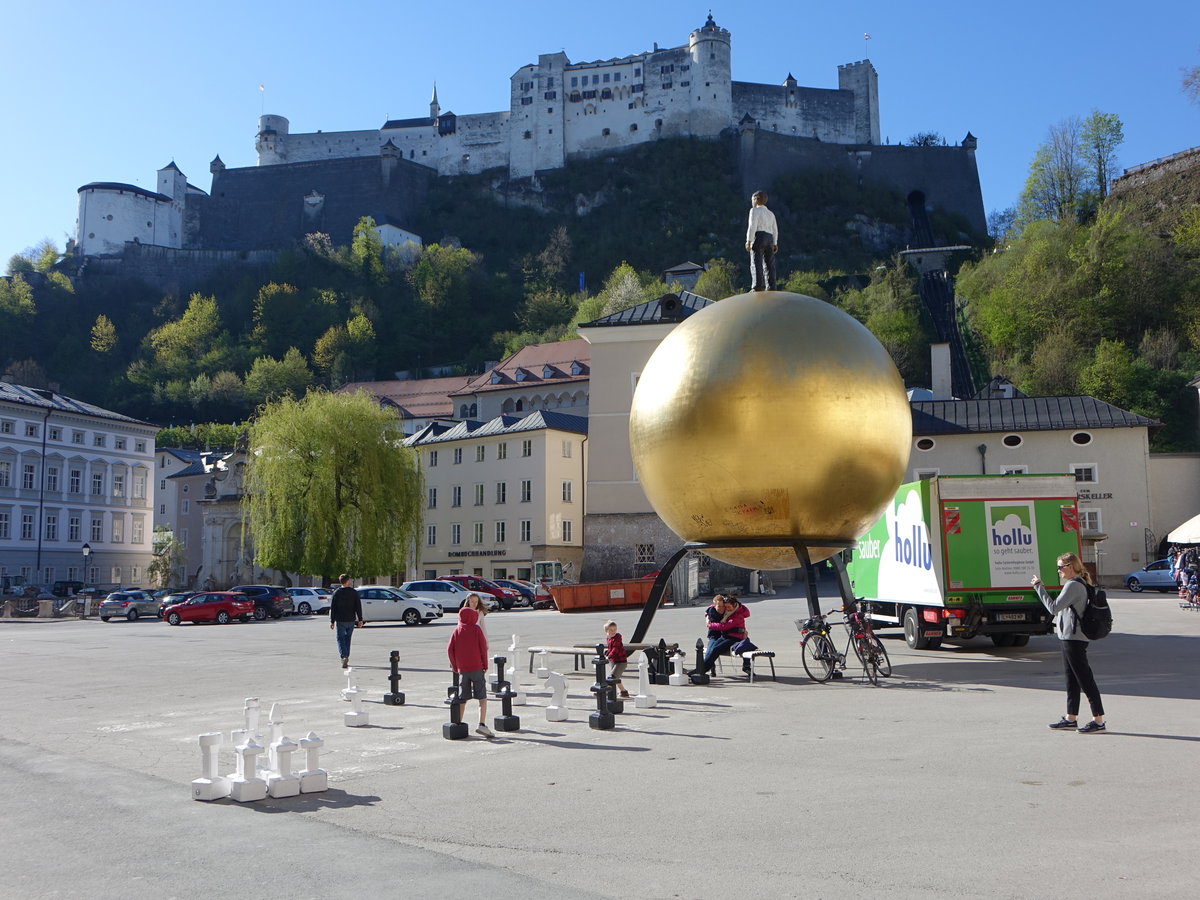 Salzburg, Aussicht auf die  Festung Hohensalzburg vom Kapitelplatz aus (19.04.2019) 