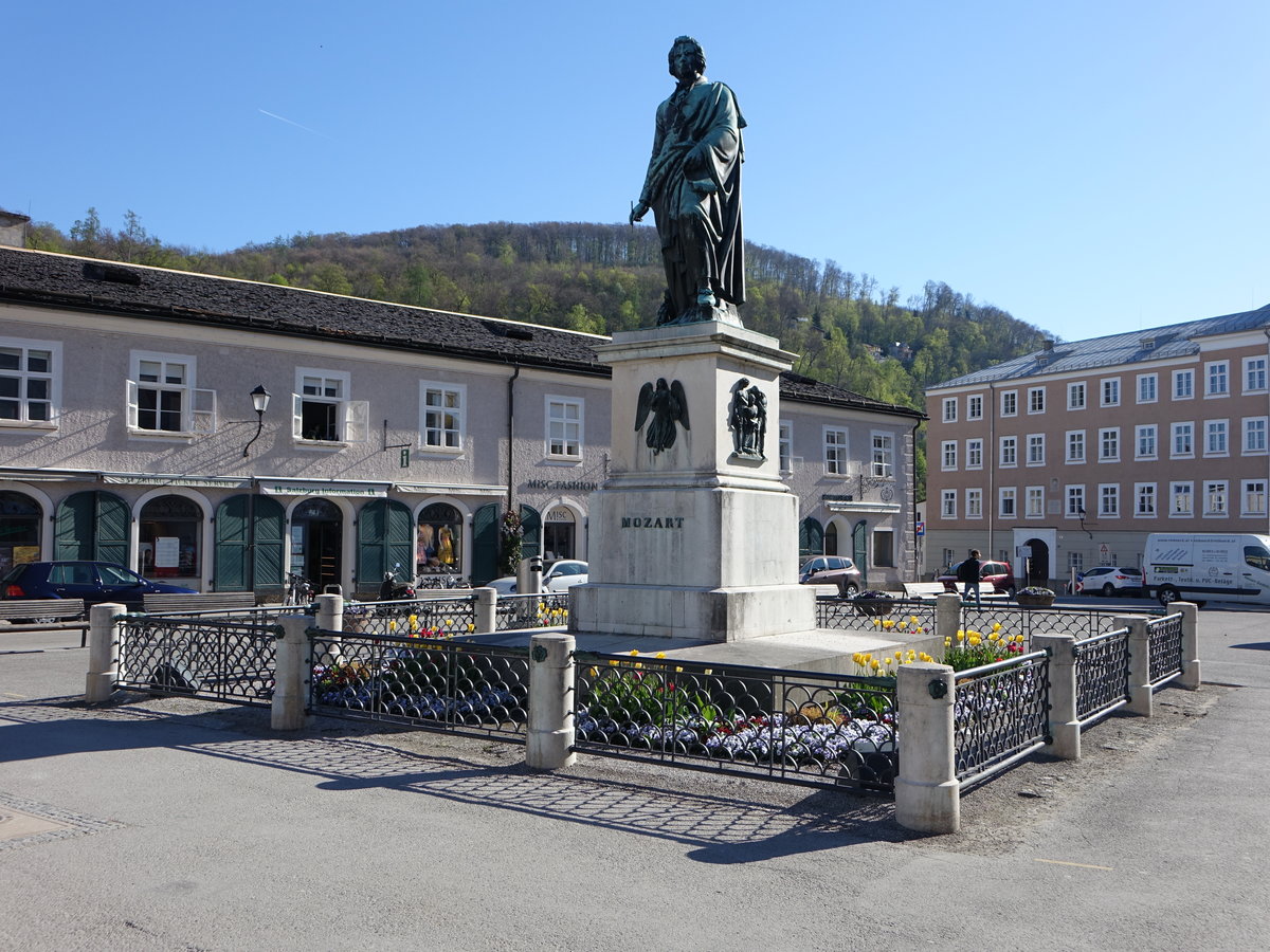 Salzburg, Mozart Denkmal von  Johann Baptist Stiglmaier am Mozartplatz (19.04.2019) 