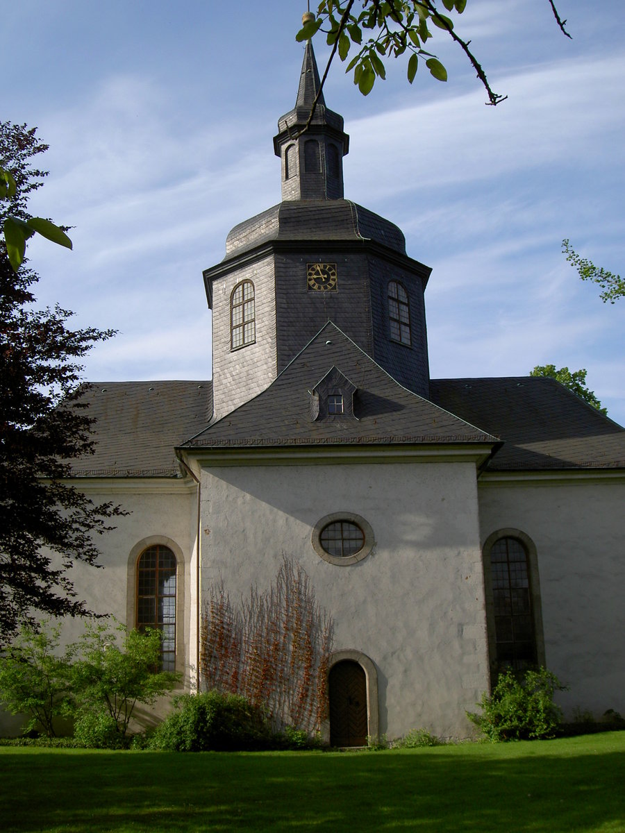 Salzgitter-Salder, Schlosskirche St. Maria Magdalena, erbaut von 1713 bis 1717 vom Erbprinzen von Braunschweig-Wolfenbttel August Wilhelm, nach Plnen des Braunschweiger Festungsbaudirektors Vlcker, Turmuhr von 1889, Quersaalkirche mit Vierungskuppel (07.05.2011)