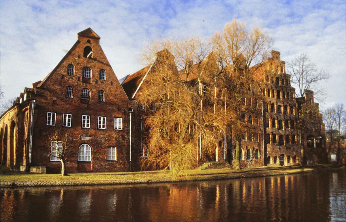 Salzspeicher an der Obertrave in Lbeck. Aufnahme:  Januar 1999 (digitalisiertes Negativfoto).