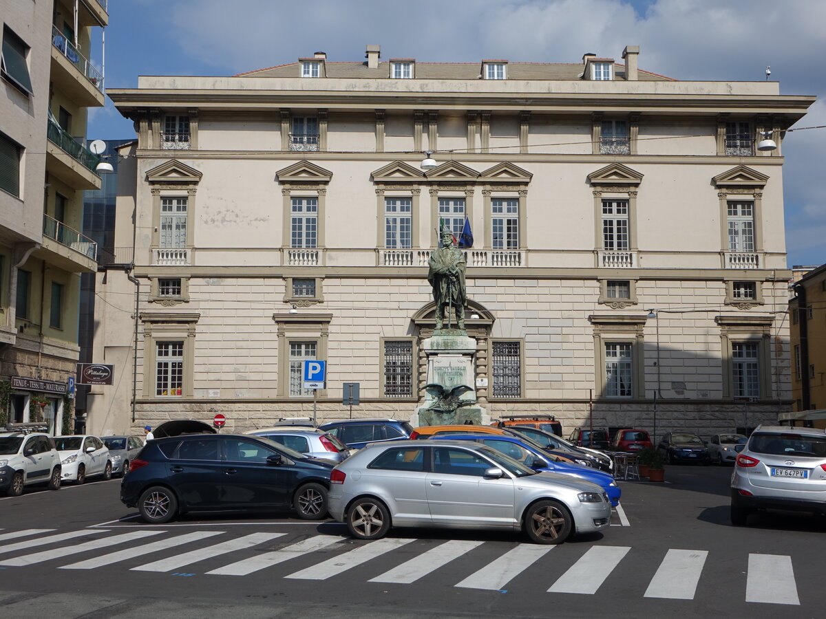 Sampierdarena, Palazzo und Giuseppe Garibaldi Denkmal in der Via San Pier de Arena (02.10.2021)