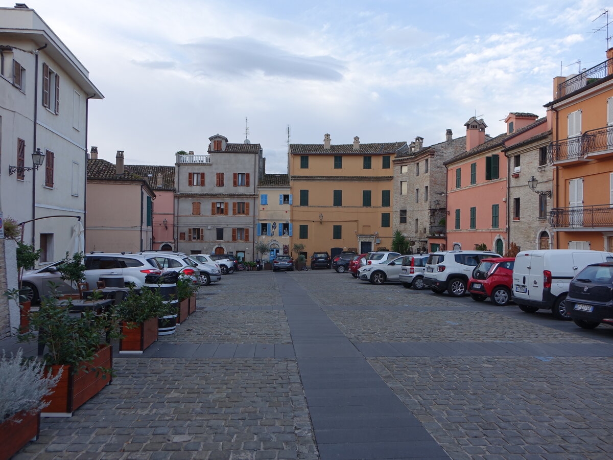 San Benedetto del Trono, Huser an der Piazza Bice Piacentini (16.09.2022)