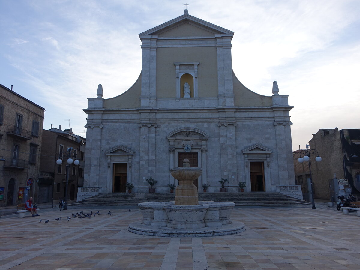 San Benedetto del Trono, Kathedrale Santa Maria della Marina, erbaut ab 1847 durch den Architekten Gaetano Ferri, Fassade aus Travertin (16.09.2022)