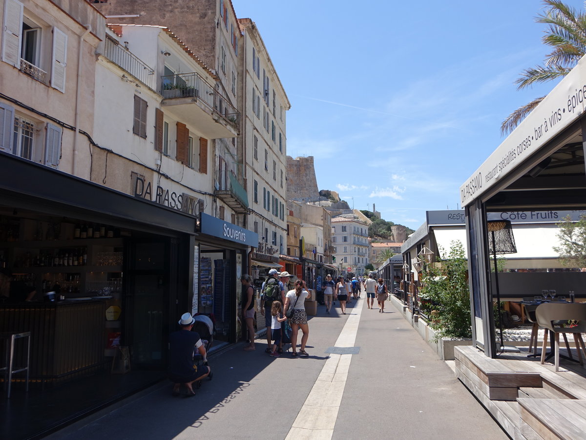 San Bonifacio, Huser und Restaurants am Quai Jerome Comparetti (20.06.2019)