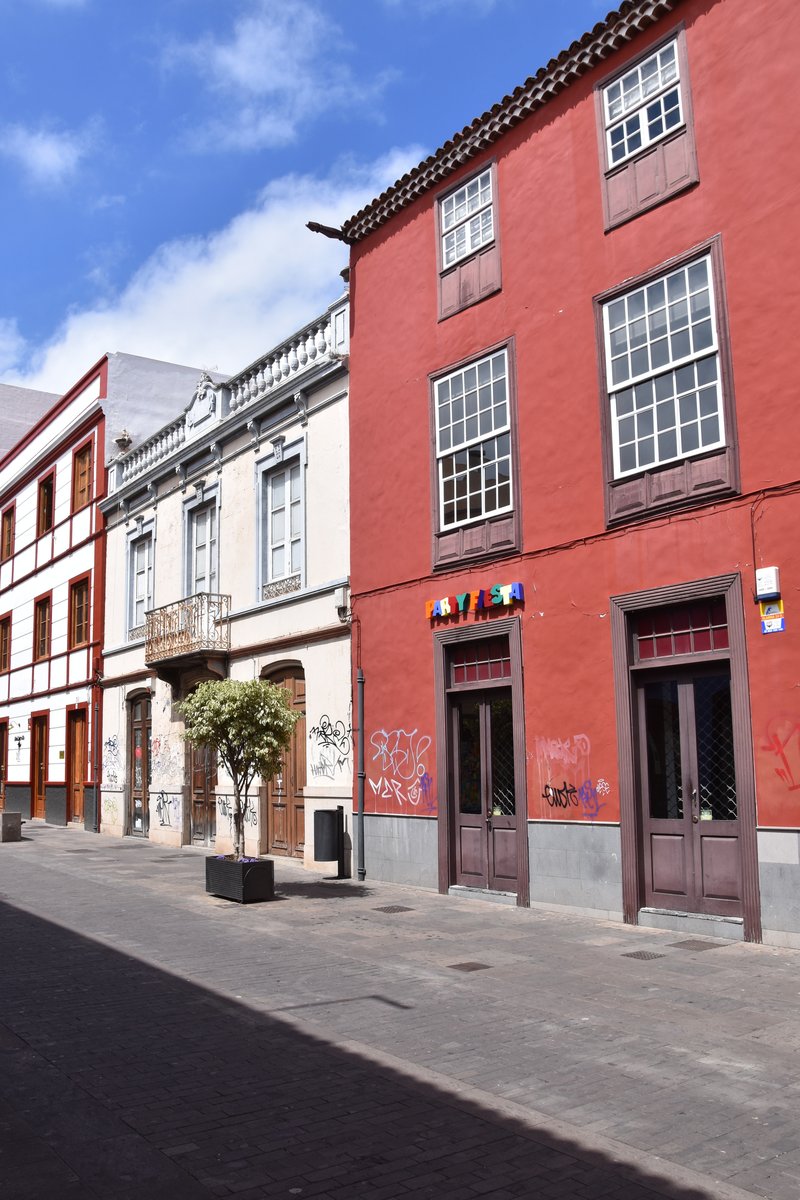 SAN CRISTBAL DE LA LAGUNA (Provincia de Santa Cruz de Tenerife), 29.03.2016, Huserreihe in der Calle Obispo Rey Redondo